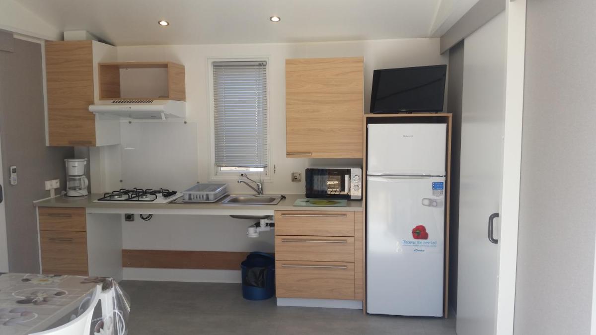 Cuisine ou kitchenette dans l'établissement Camping La Pinède