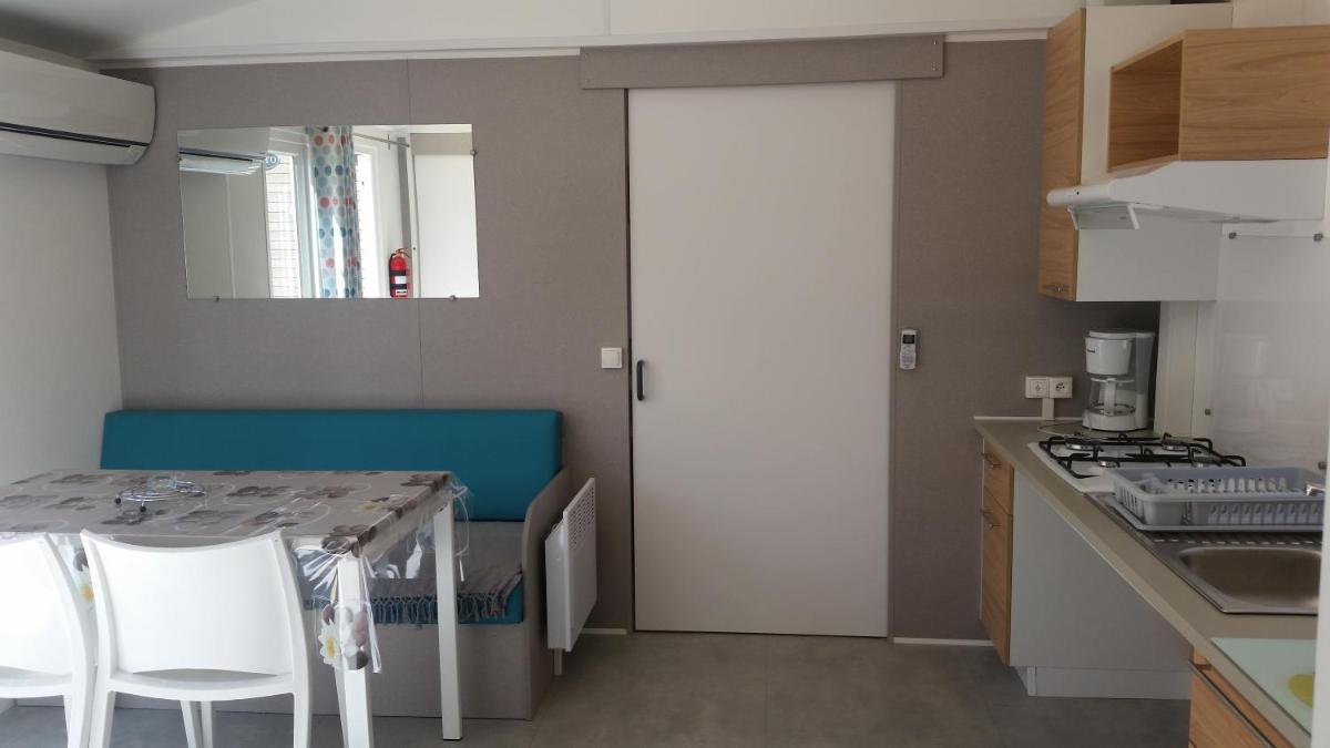 Cuisine ou kitchenette dans l'établissement Camping La Pinède