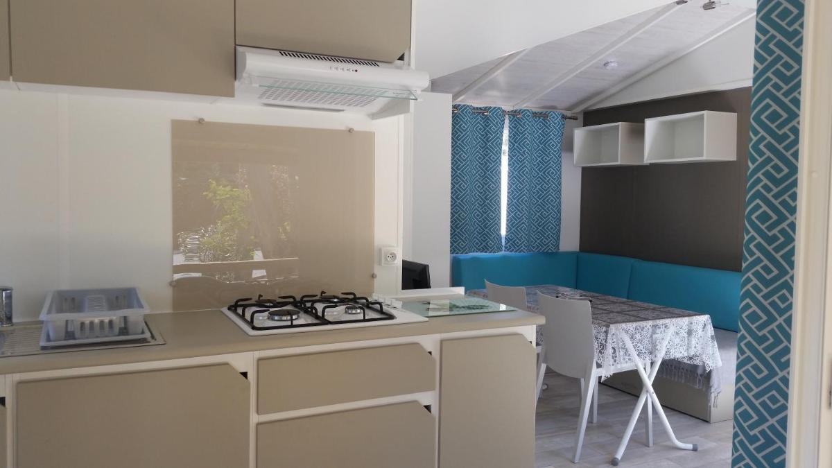 Cuisine ou kitchenette dans l'établissement Camping La Pinède