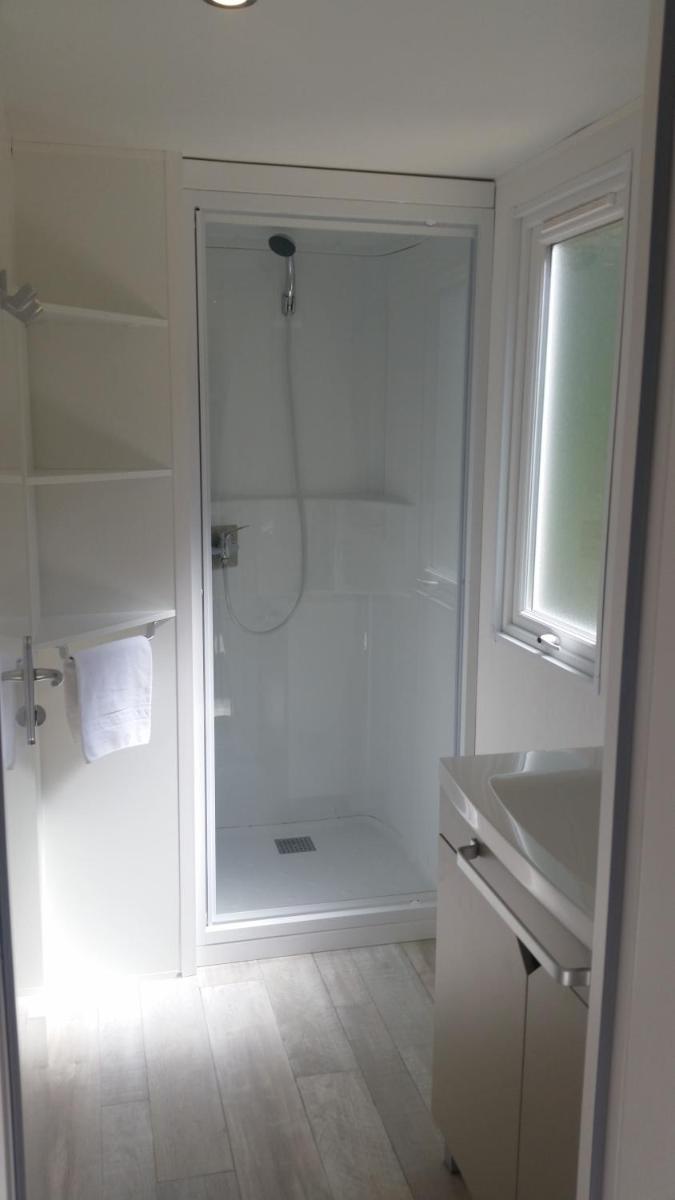 Salle de bains dans l'établissement Camping La Pinède