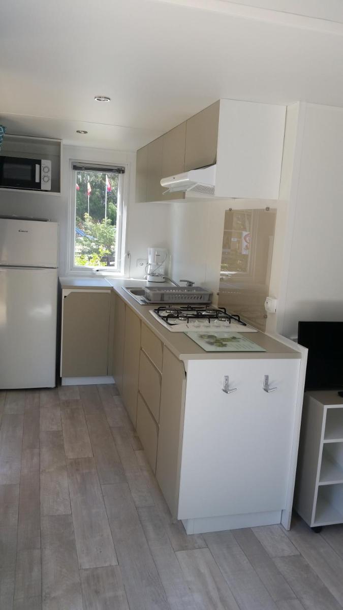 Cuisine ou kitchenette dans l'établissement Camping La Pinède