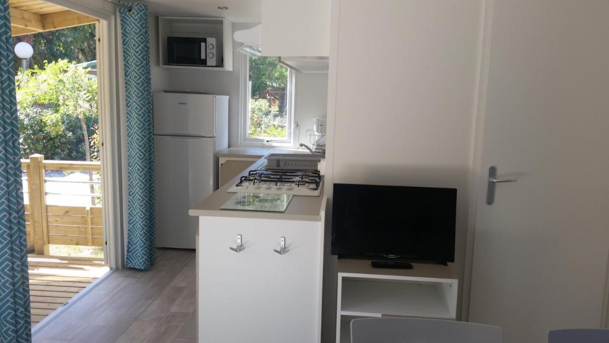 Cuisine ou kitchenette dans l'établissement Camping La Pinède
