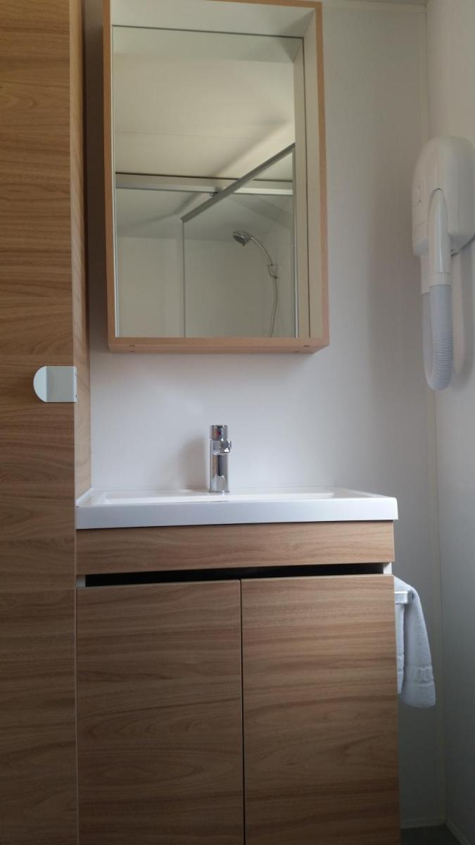 Salle de bains dans l'établissement Camping La Pinède