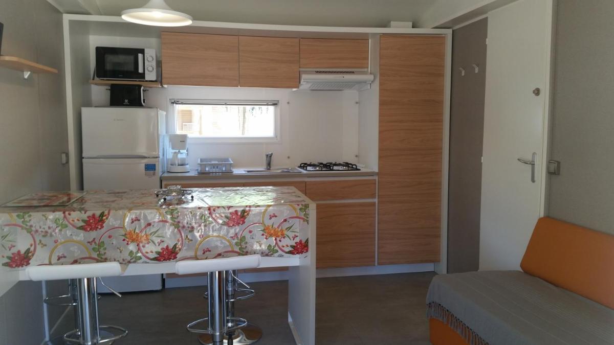 Cuisine ou kitchenette dans l'établissement Camping La Pinède