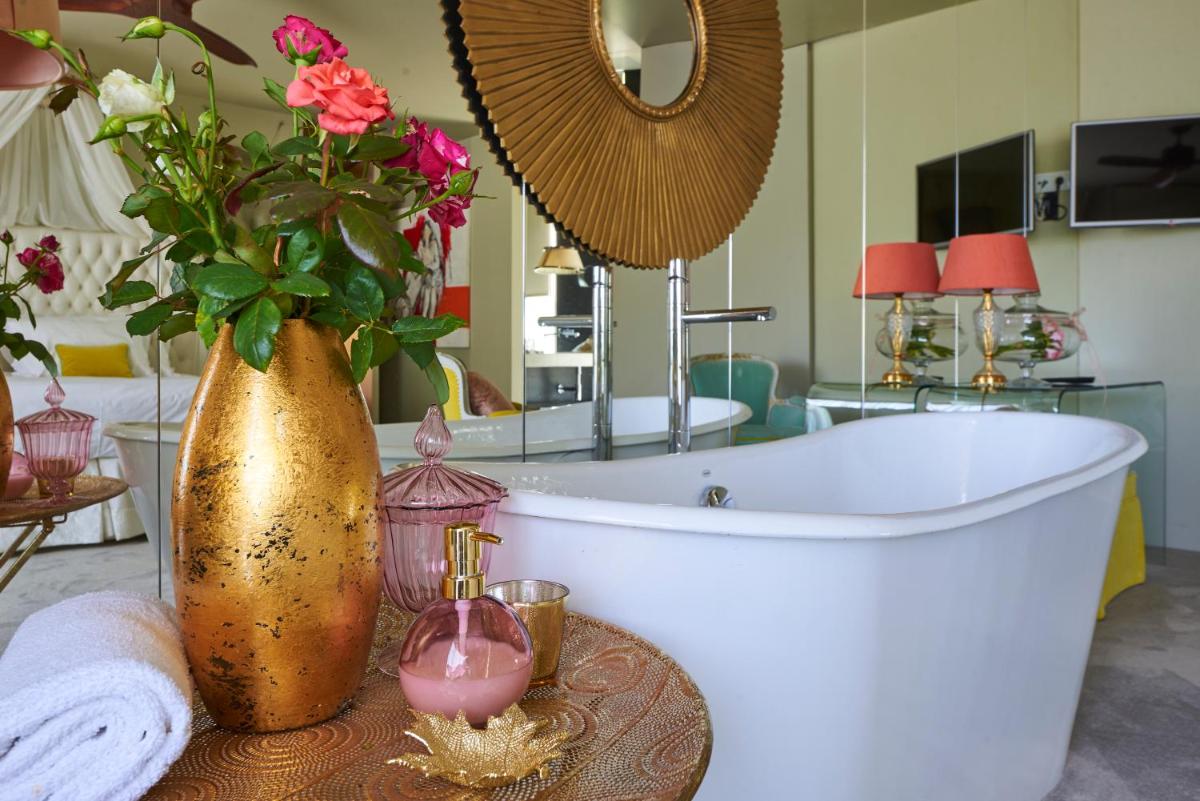 Uma televisão e/ou sistema de entretenimento em Carmo's Boutique Hotel - Small Luxury Hotels of the World