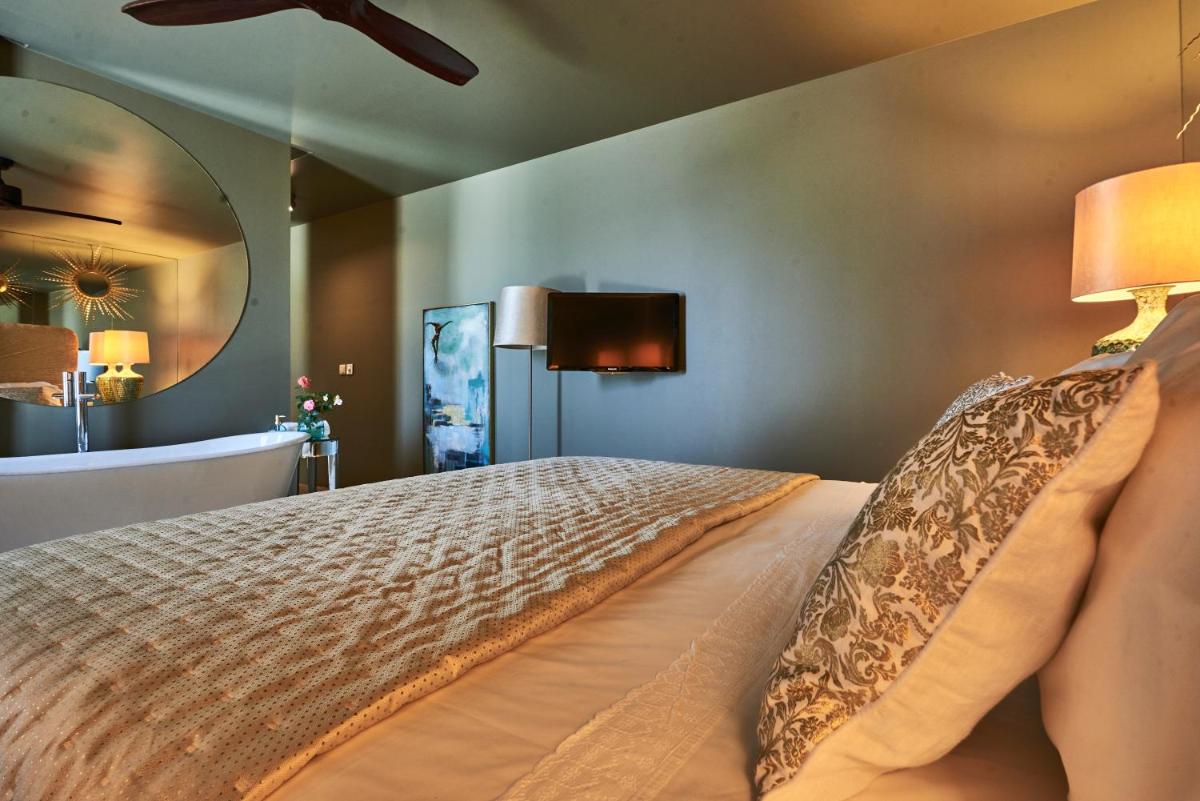 Uma cama ou camas num quarto em Carmo's Boutique Hotel - Small Luxury Hotels of the World