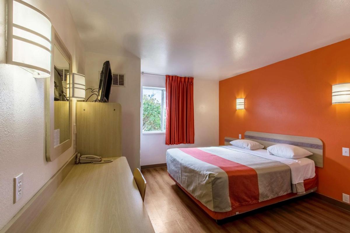 Motel 6-Baraboo, WI - Lake Delton-Wisconsin Dells - Housity