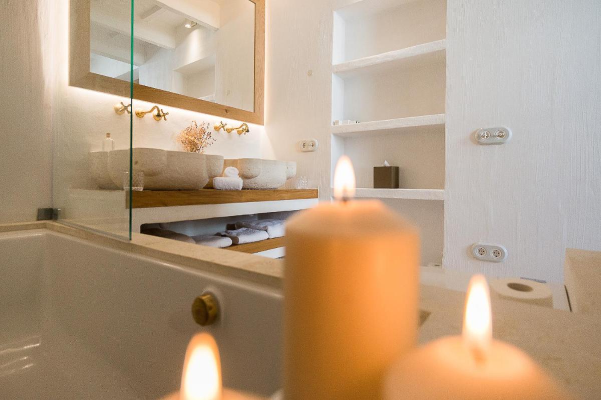Un baño de S'Hotelet d'es Born - Suites & SPA