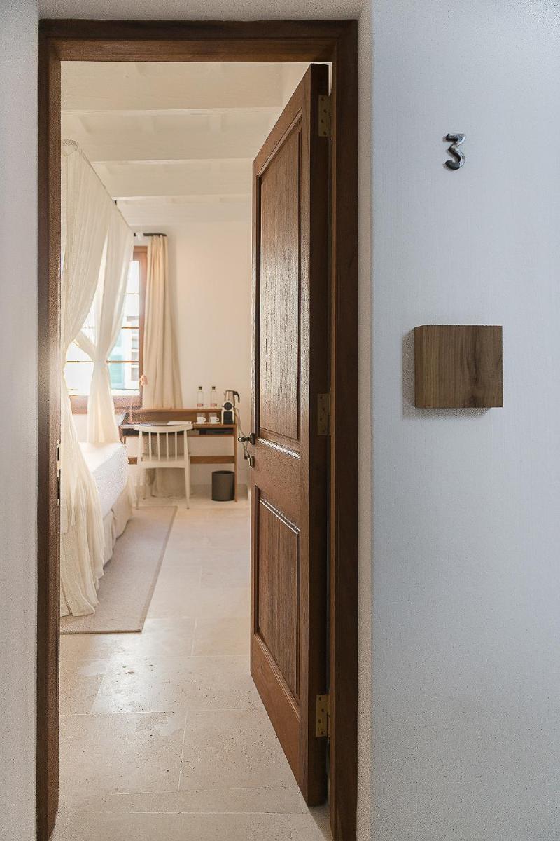 Cama o camas de una habitación en S'Hotelet d'es Born - Suites & SPA