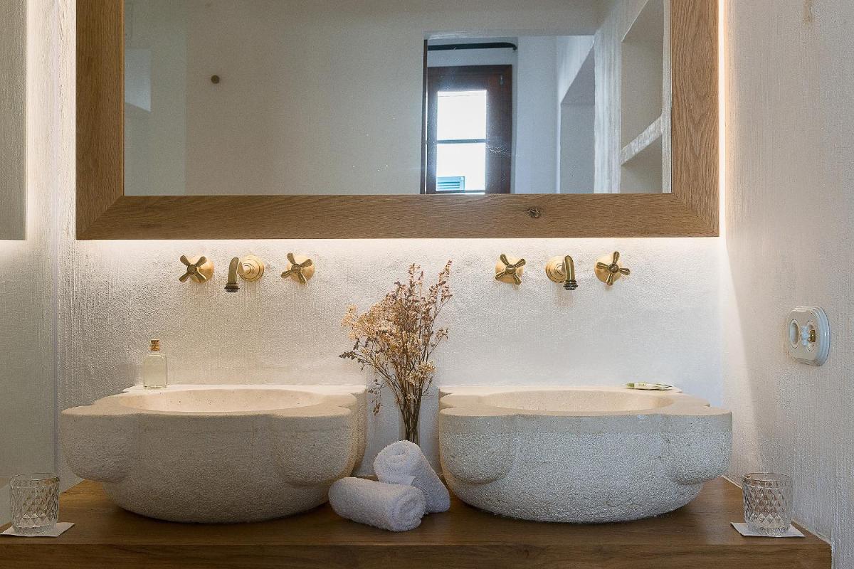 Un baño de S'Hotelet d'es Born - Suites & SPA
