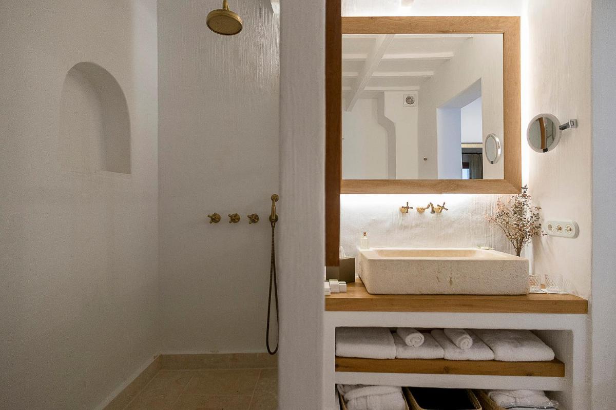 Un baño de S'Hotelet d'es Born - Suites & SPA