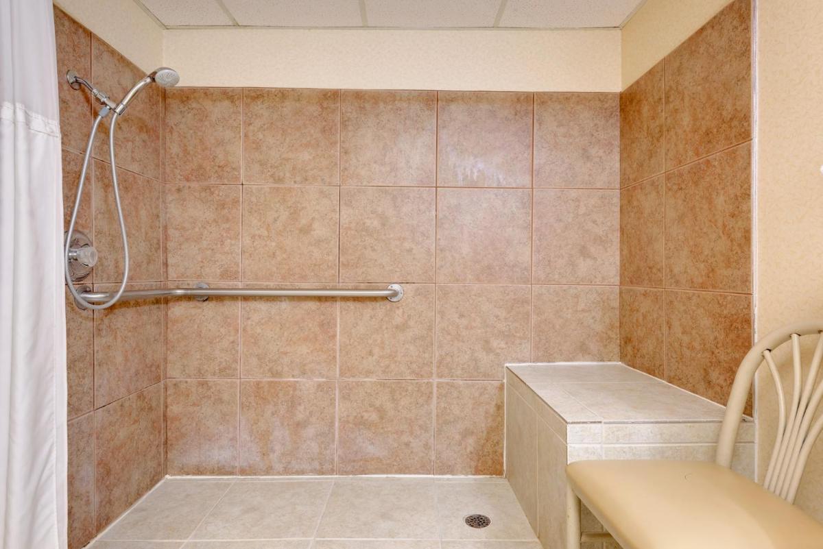 Ramada by Wyndham Cleveland Airport West - Housity