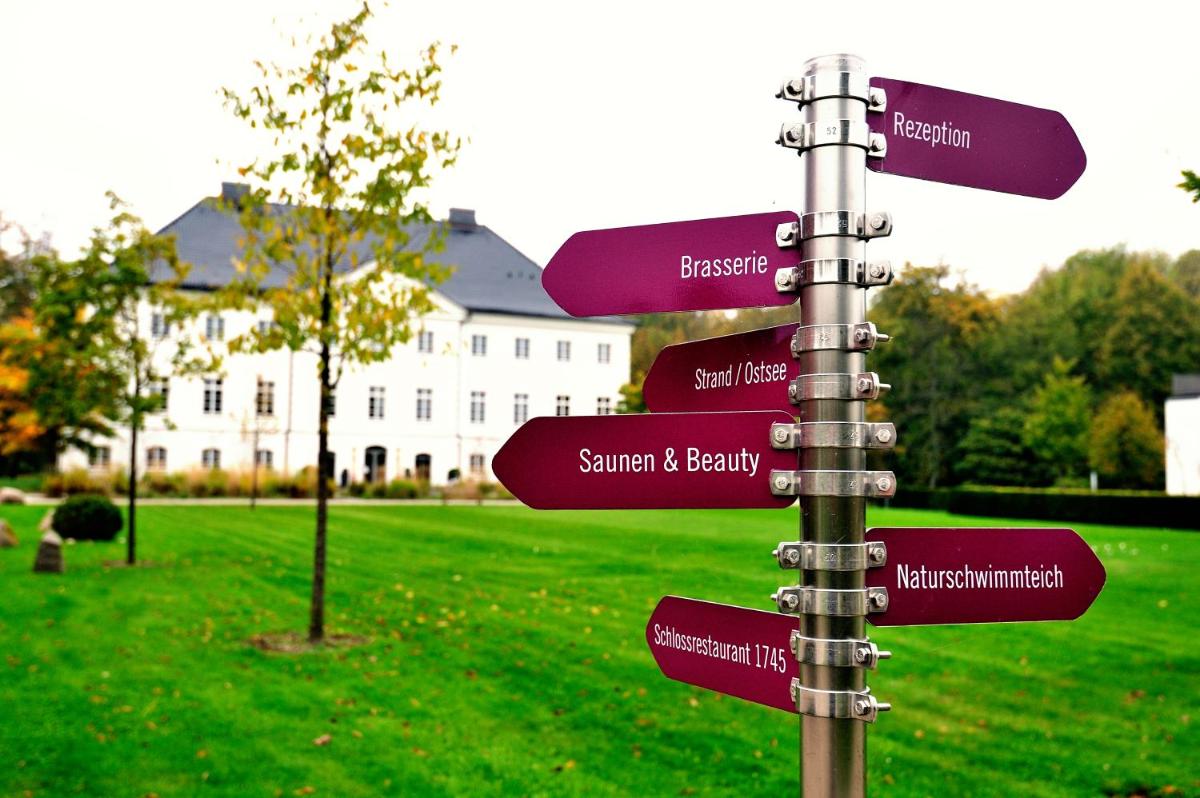 Ein Garten an der Unterkunft Schlossgut Gross Schwansee
