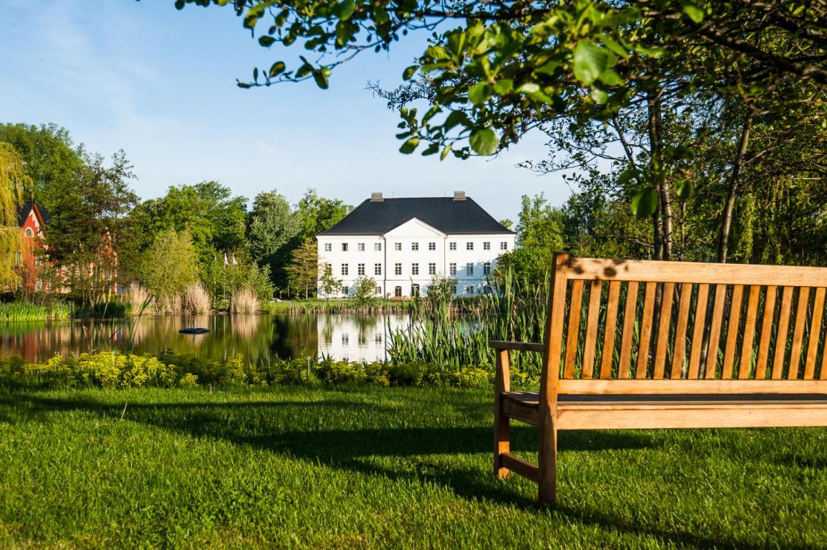 Ein Garten an der Unterkunft Schlossgut Gross Schwansee