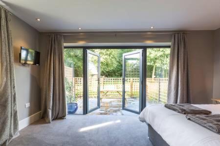 Suitetrails - Oak & Hazel, Heath Row Barn
