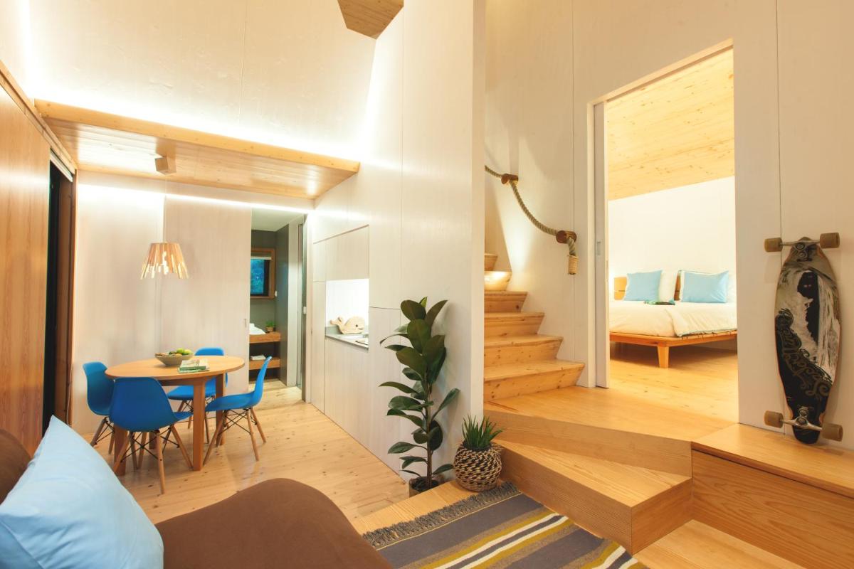 uma sala de estar com uma mesa e um quarto em Bukubaki Eco Surf em Ferrel mais 86 fotografias