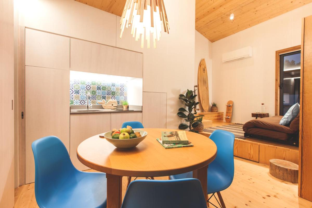 Uma área de estar em Bukubaki Eco Surf