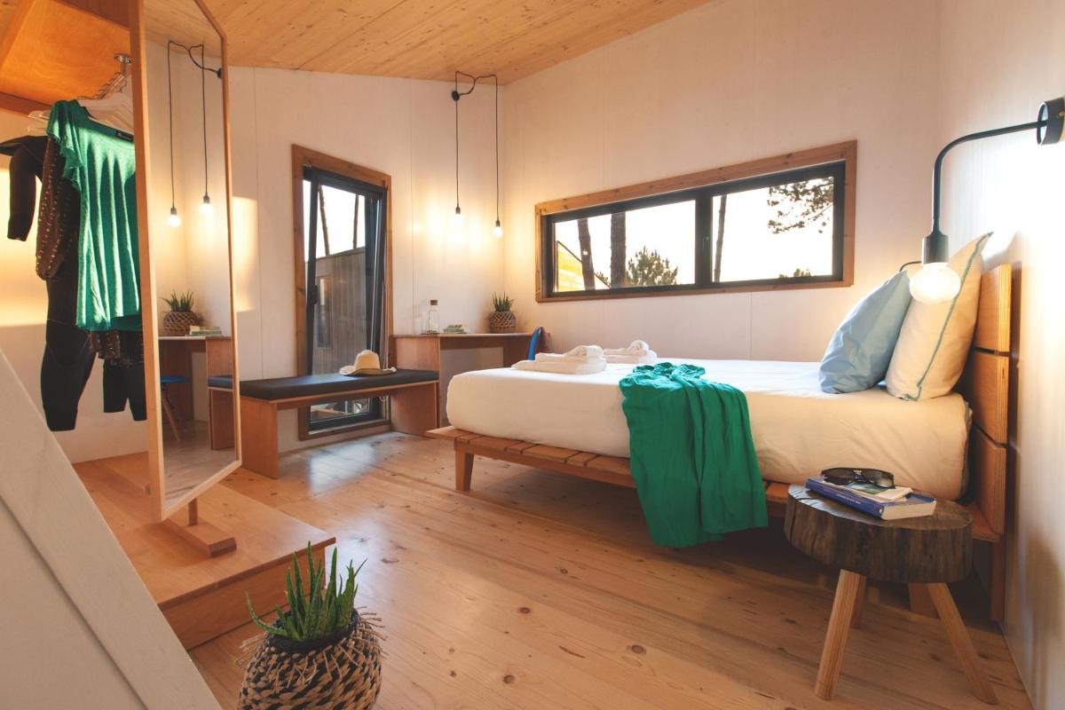 Uma cama ou camas num quarto em Bukubaki Eco Surf