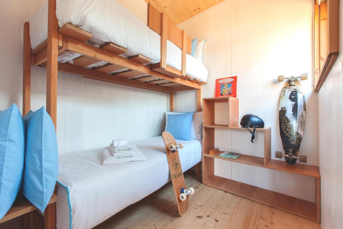 Uma cama ou camas num quarto em Bukubaki Eco Surf