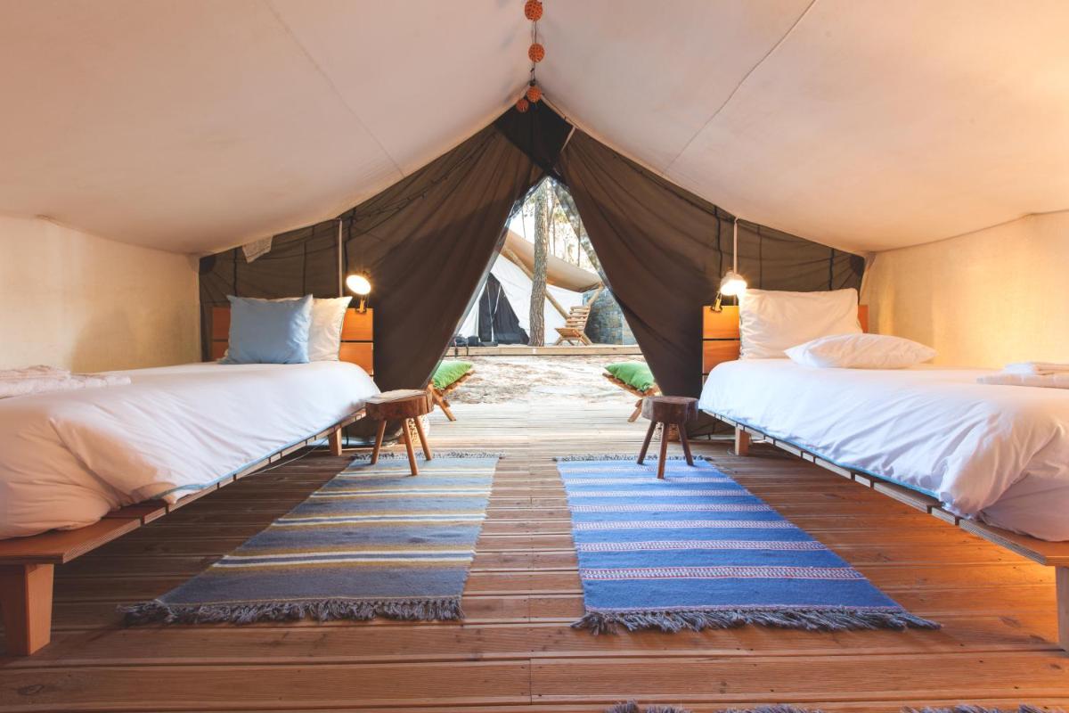 um quarto com duas camas em uma barraca em Bukubaki Eco Surf em Ferrel