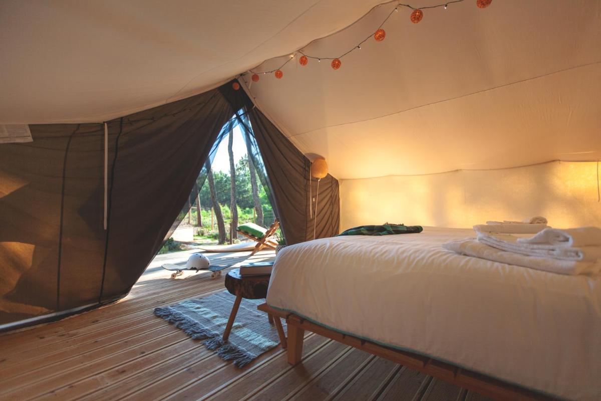 Uma cama ou camas num quarto em Bukubaki Eco Surf