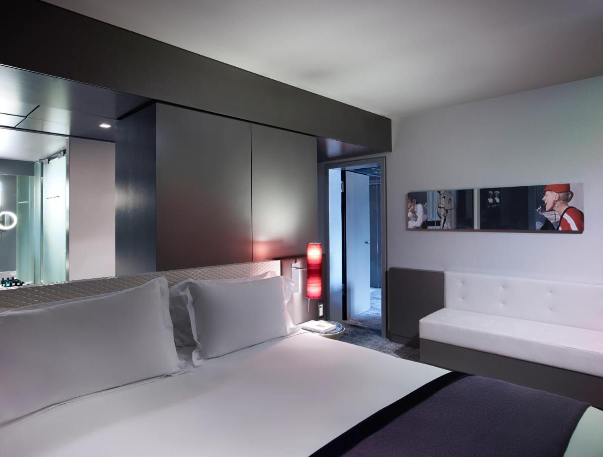 Ein Bett oder Betten in einem Zimmer der Unterkunft Sofitel Munich Bayerpost Ein Bett oder Betten in einem Zimmer der Unterkunft Sofitel Munich Bayerpost