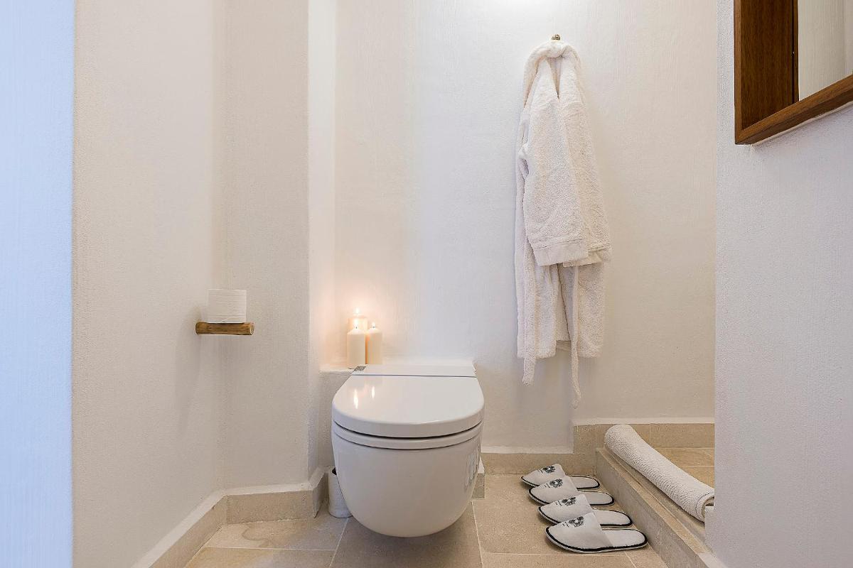 Un baño de S'Hotelet d'es Born - Suites & SPA