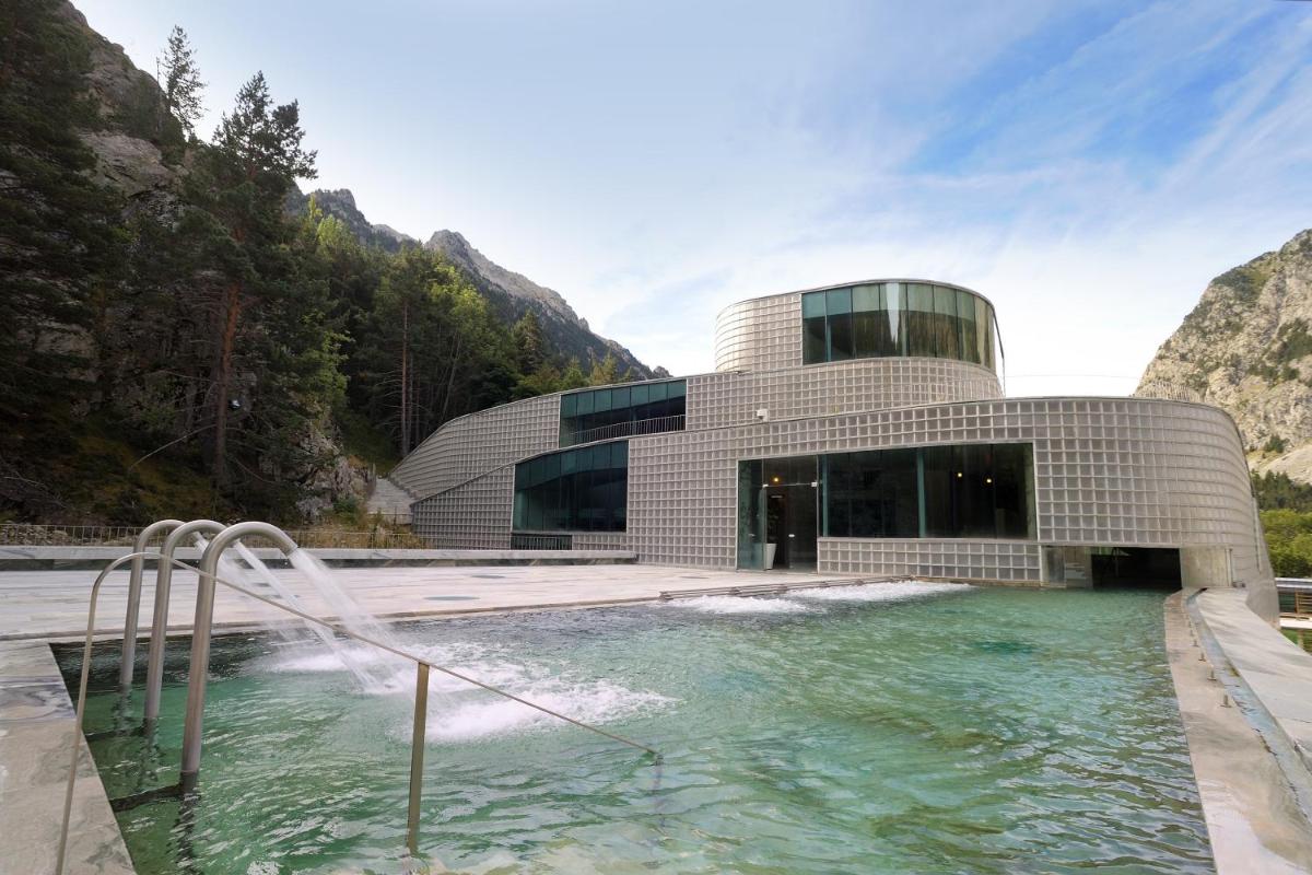 un edificio con una fuente de agua en frente en Hotel Continental Balneario de Panticosa, en Panticosa