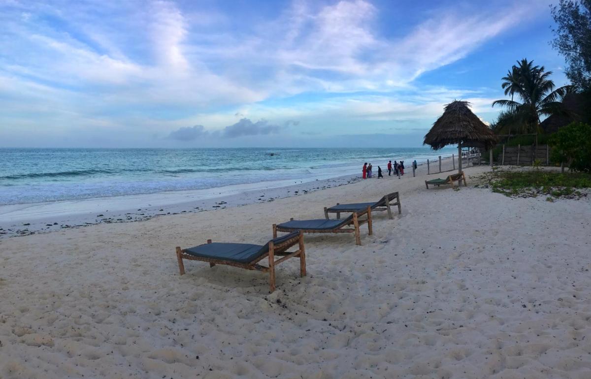 Blue Earth Beach Bungalow - Housity