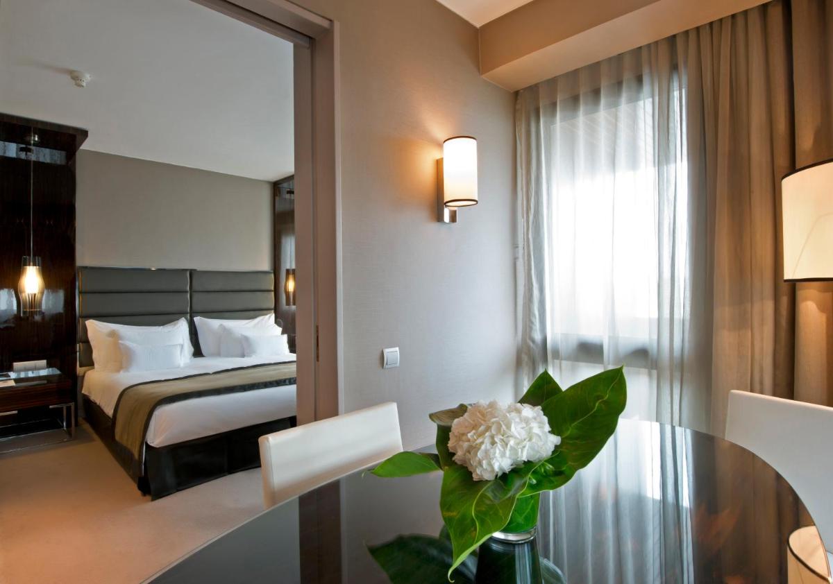 Uma cama ou camas num quarto em Altis Grand Hotel