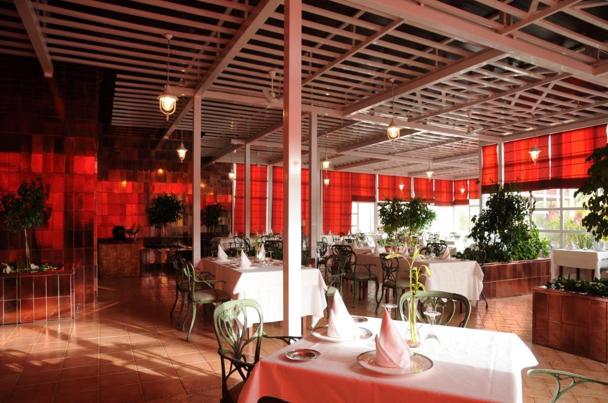 Un restaurante o sitio para comer en Beatriz Costa & Spa