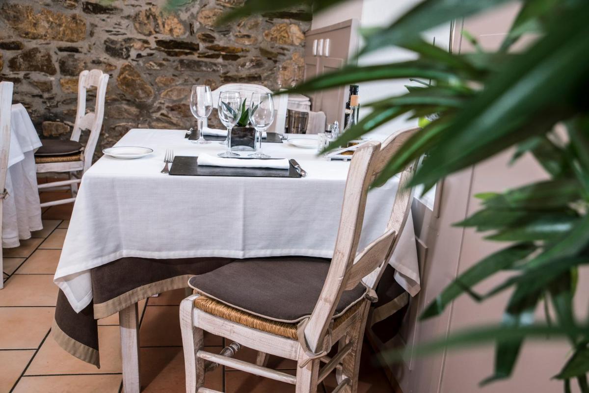 Un restaurante o sitio para comer en Hotel Monumento Pazo do Castro
