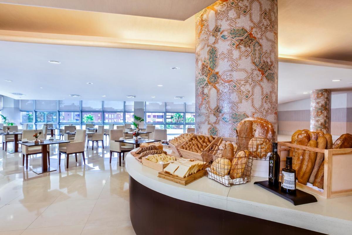 Comida en o cerca de este hotel