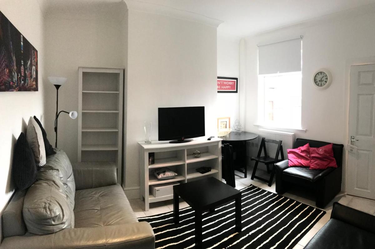 Suitetrails - BEAUTIFUL HOME, 3 BEDROOM HOUSE near Alton Towers, Wedgwood museum, Universities