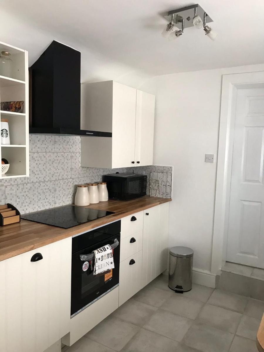 Suitetrails - BEAUTIFUL HOME, 3 BEDROOM HOUSE near Alton Towers, Wedgwood museum, Universities