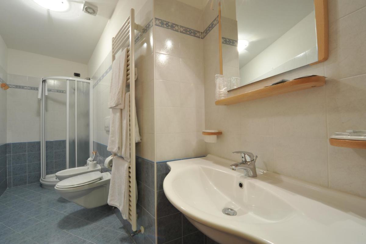 Hotel Adamello - Housity