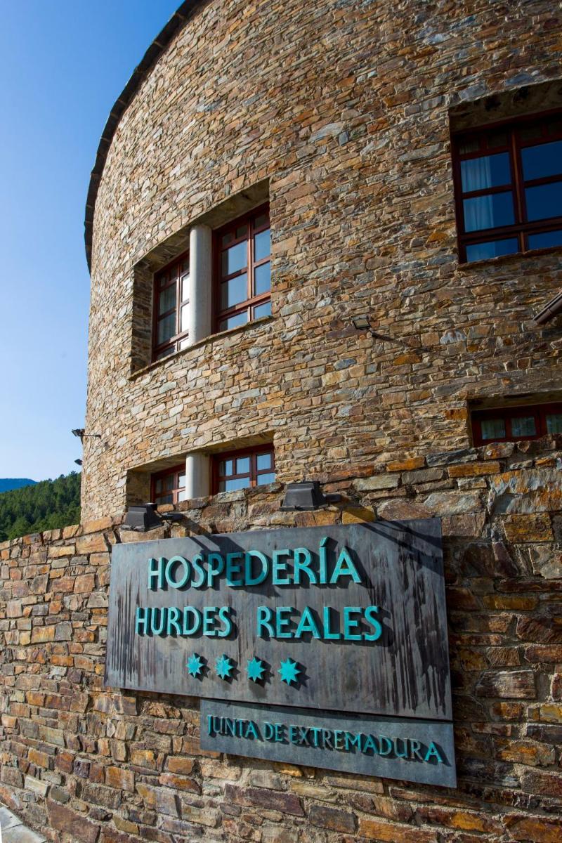 un cartel en el costado de un edificio de ladrillo en Hotel Hurdes Reales, en Las Mestas
