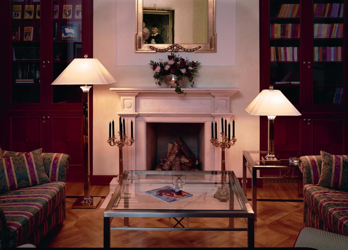 ein Wohnzimmer mit zwei Sofas und einem Kamin in der Unterkunft Usedom Palace in Zinnowitz
