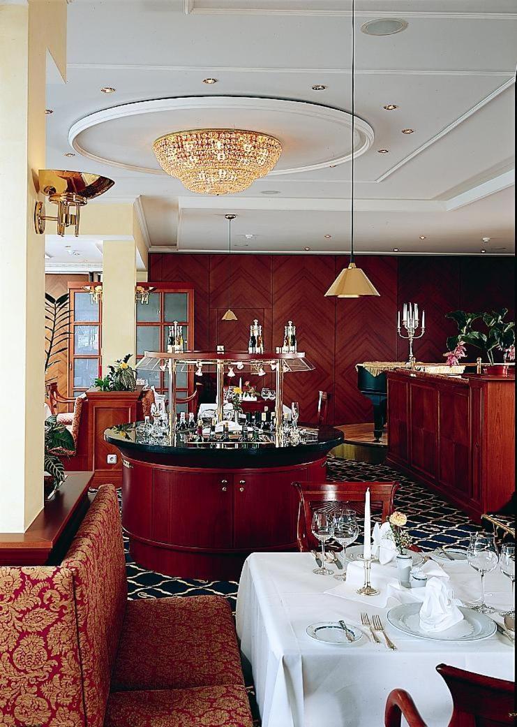 ein Restaurant mit zwei Tischen und einer Bar in der Unterkunft Usedom Palace in Zinnowitz