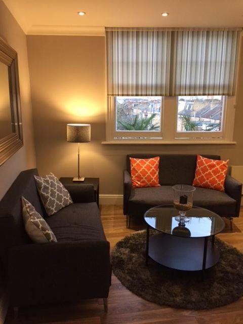 Stunning 2 bed flat Shepherds Bush - Housity