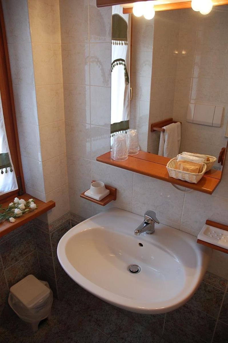 Albergo Ristorante Cacciatori - Housity