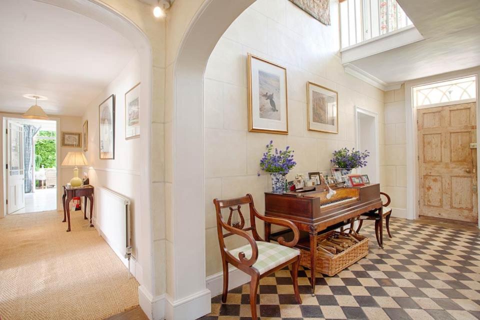 Vicarage House & Pool House - Housity