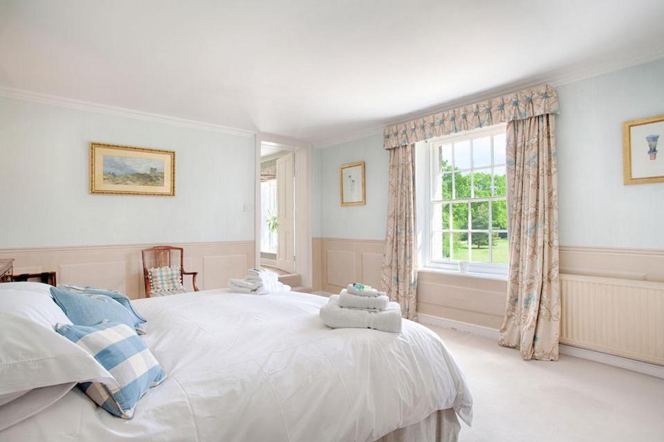Vicarage House & Pool House - Housity