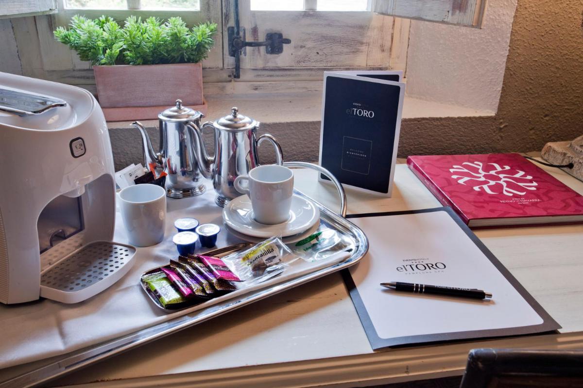 Utensilios para hacer té y café en Hotel Luze El Toro
