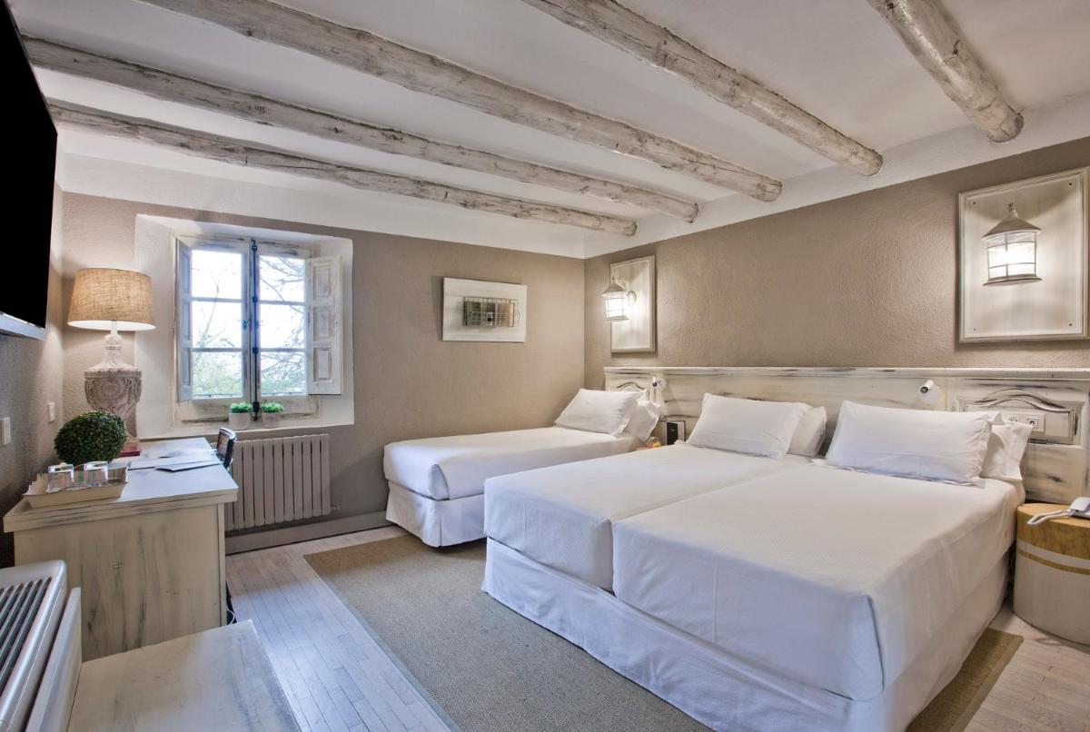 Cama o camas de una habitación en Hotel Luze El Toro