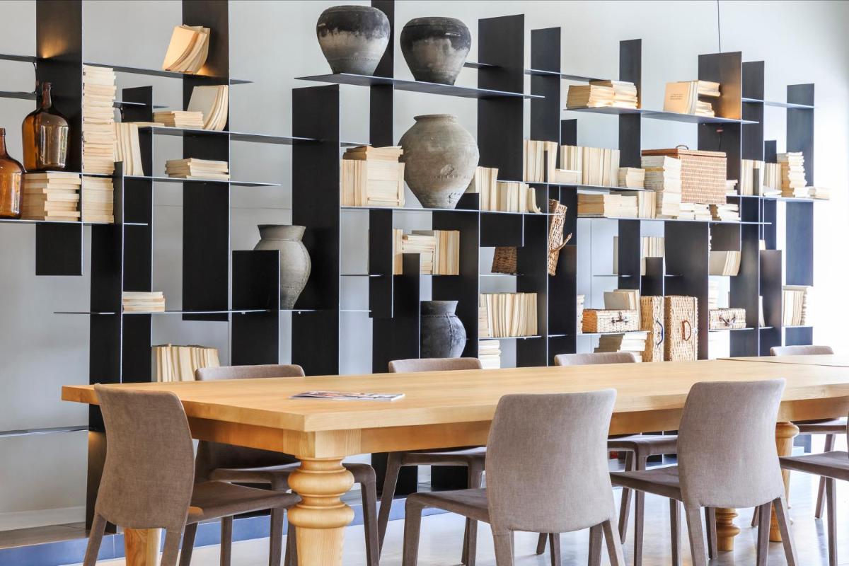 Um restaurante ou outro lugar para comer em Villa C Boutique Hotel