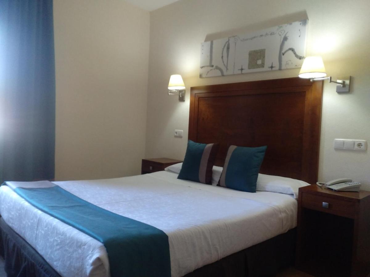 Cama o camas de una habitación en Hotel & Spa PLAZA Arriate