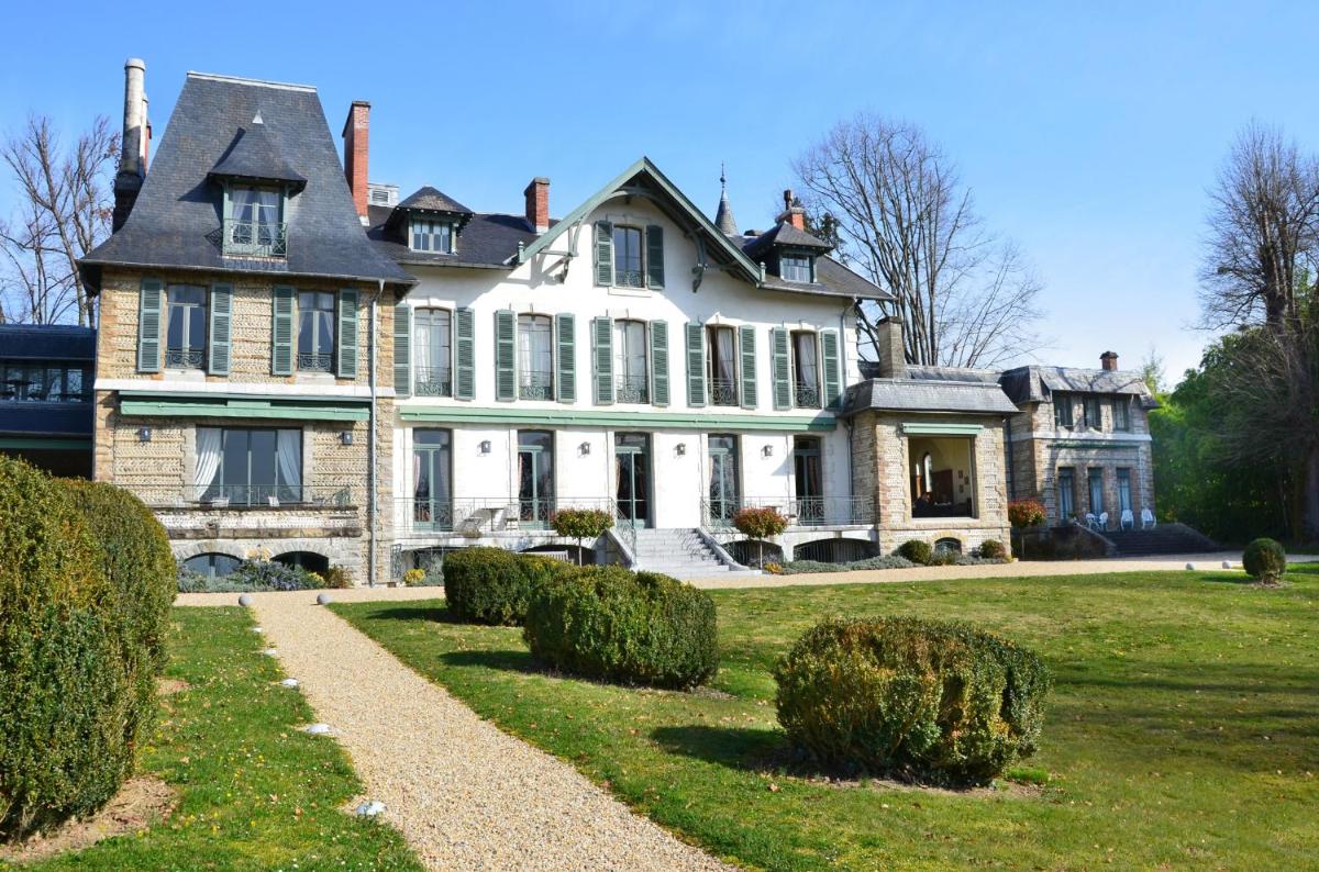 une grande maison avec un chemin en face de celle-ci dans l'établissement Hôtel Villa Navarre, à Pau