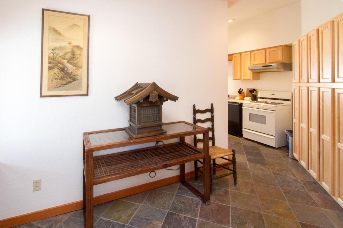 Mendocino View East - Housity