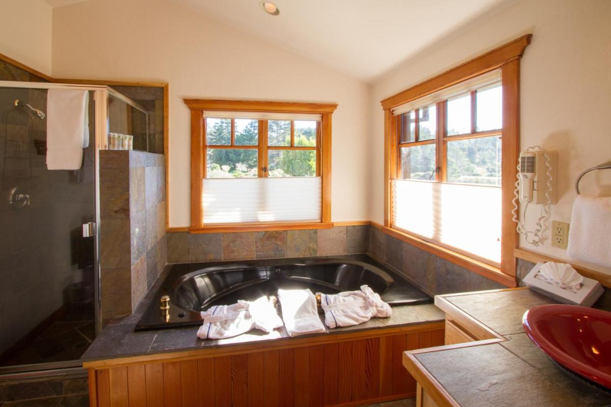 Mendocino View East - Housity